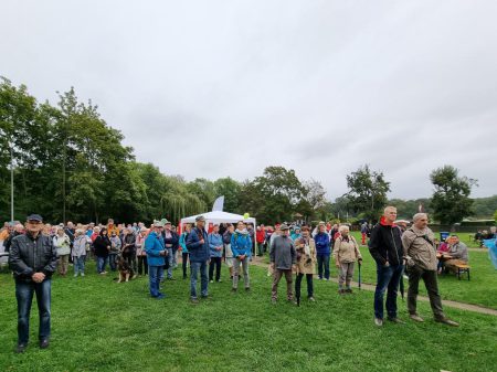 Teilnehmer und Teilnehmerinnen warten im Kleingärtnerverein "An der Dammstraße" e.V. darauf, dass die 16. Wanderung beginnt. Foto: SLK