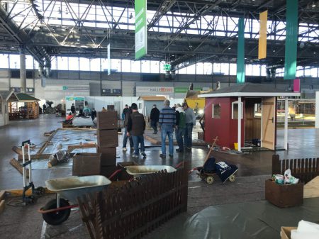In der kleinen roten Laube findet die Ausstellung der Vogelschutzlehrstätte ihren Platz.