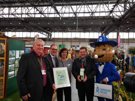 Foto: Von links nach rechts - Ralf Dirk Eckhardt (Vorsitzender des Kreisverbandes Leipzig der Kleingärtner Westsachsen e.V.), Martin Buhl-Wagner (Geschäftsführer der Leipziger Messe GmbH), Bettina Kaiser (Projektdirektorin Haus-Garten-Freizeit), Robby Müller (Vorsitzender des Stadtverbandes Leipzig der Kleingärtner e.V.), "Das Messe-Männchen" (Offizielles Maskottchen der Messe Leipzig)