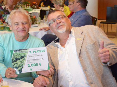 Vereinsvorsitzender des KGV "Kultur" e.V. Holger Große und Schatzmeister Egbert Haase freuen sich über einen 2. Platz beim Landeswettbewerb. Foto: Peter Salden