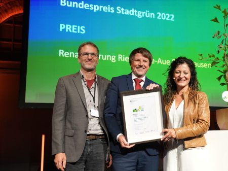 Von rechts: Cansel Kiziltepe  MdB, Parlamentarische Staatssekretärin bei der Bundesministerin für  Wohnen, Stadtentwicklung und Bauwesen; Rüdiger Dittmar, Leiter des Amtes für Stadtgrün und Gewässer der Stadt Leipzig (ASG); Torsten Wilke, Abteilungsleiter Freiraumentwicklung des ASG. Foto: Frank Nürnberger