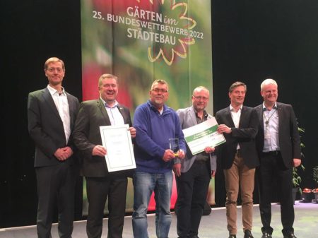 Bei der Preisverleihung: v.l.n.r. Dietmar Horn, Leiter der Abteilung Stadtentwicklung und Raumordnung, Bundesministerium für Wohnen, Stadtentwicklung und Bauwesen (BMWSB); Robby Müller, Vorsitzender des Stadtverband Leipzig der Kleingärtner e.V.; V; Tommy Brumm, Verbandspräsident des Landesverband Sachsen der Kleingärtner e.V. (LSK); Heiko Rosenthal, BM für Umwelt, Klima, Ordnung und Sport der Stadt Leipzig und Dirk Sielmann, Verbandspräsident des Bundesverband Deutscher Gartenfreunde (BDG).