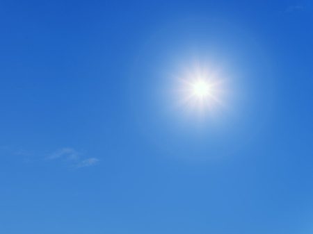 Die zunehmende Sonnenscheindauer im Frühjahr führt zu einem
vorgezogenen Vegetationsbeginn und entzieht den Pfl anzen, die dann
anfälliger für Spätfröste sind, die dringend benötigte Feuchtigkeit. Foto: Bild von jplenio auf Pixabay